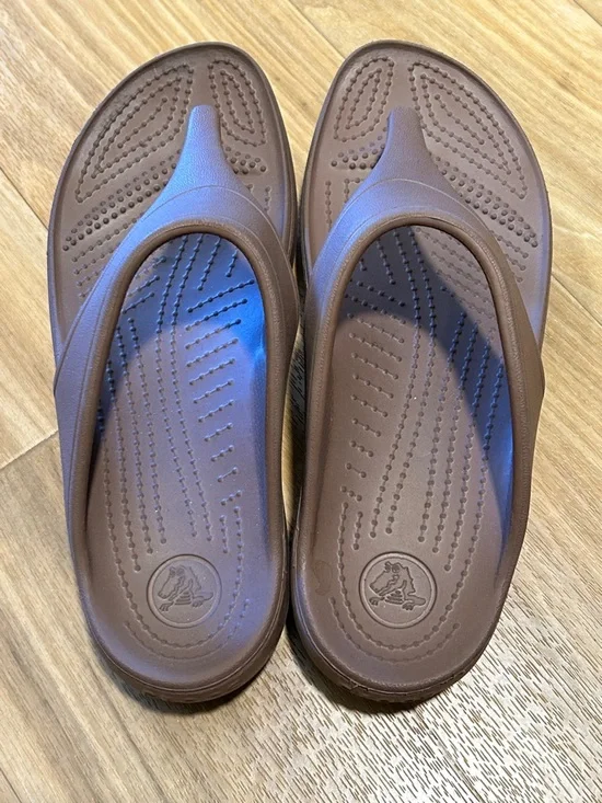 Crocs women’s Brown Foam Flip Flop Sandals - Comfortable Everyday Thongs - Picture 2 of 6